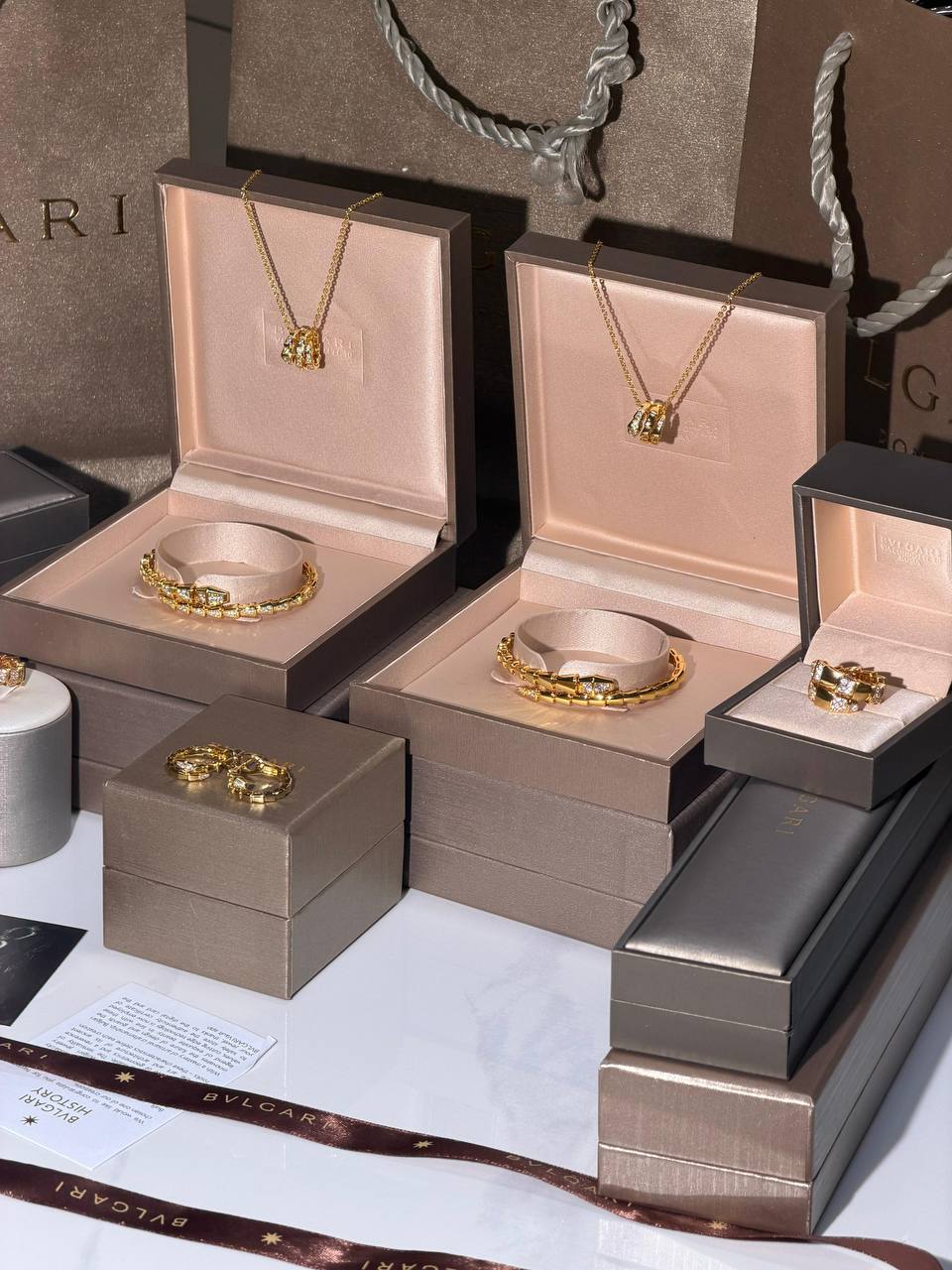 Bvlgari
-:Bracelet 
-:Necklace 
-:Rings 
-:Earring 
 Latest Collection  😍
Quality: Super Master 
Non -Tarnish color
In :-Gold
For Price 👇 WTSP Text Zain 0568585901

Zain268
♥️♥️♥️