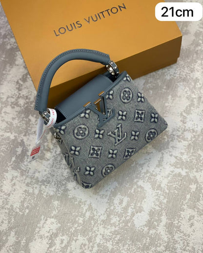 LV copy 1
Size 21cm 260 dhs✅ 
Size 28cm 270 dhs✅

Zain175
♥️♥️♥️