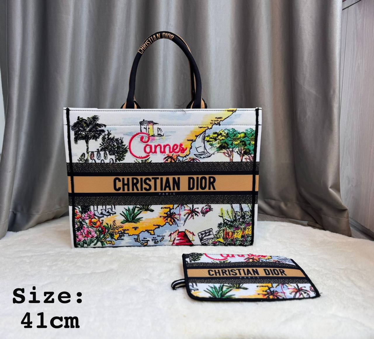 Cʀɪsᴛɪᴀɴ DIOR ʙᴏᴏᴋ ᴛᴏᴛᴇ
ᴡɪᴛʜ ᴘᴏᴜᴄʜ
ʟᴀᴛᴇsᴛ DIOR ғᴏʀ sᴜᴍᴍᴇʀ 
ᴄᴀɴᴠᴀs ᴍᴀᴛᴇʀɪᴀʟ 
sɪᴢᴇ:41ᴄᴍ
95 dhs🪙🌨️

Zain56
♥️♥️♥️