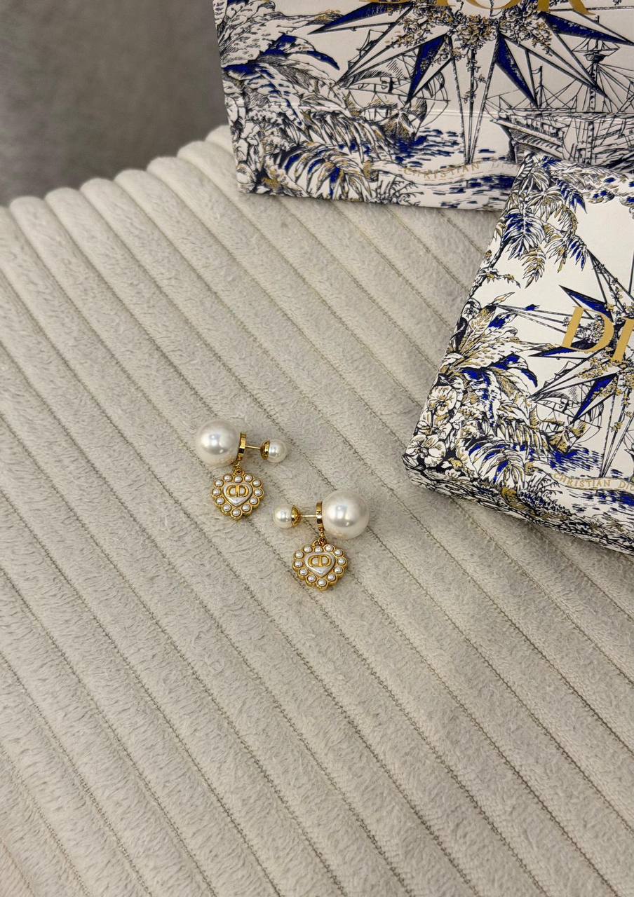 DIOR 🤍
* ⁠↗️ *Super Master Quality ®️*⬆️
* DIOR Petit CD Baroque Heart 🤍 m PENDANT & EARINGS

*170 dhs✅*  with *Normal* Box & Bag
*190 dhs✅*  with2 *Orignal* Packaging 🎁

Zain209
♥️♥️♥️