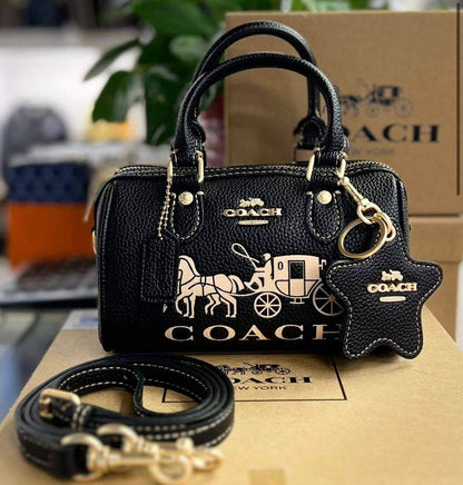 Coach
100 dhs✅
SIZE：17cm
good-quality
 with box

Zain35
♥️♥️♥️