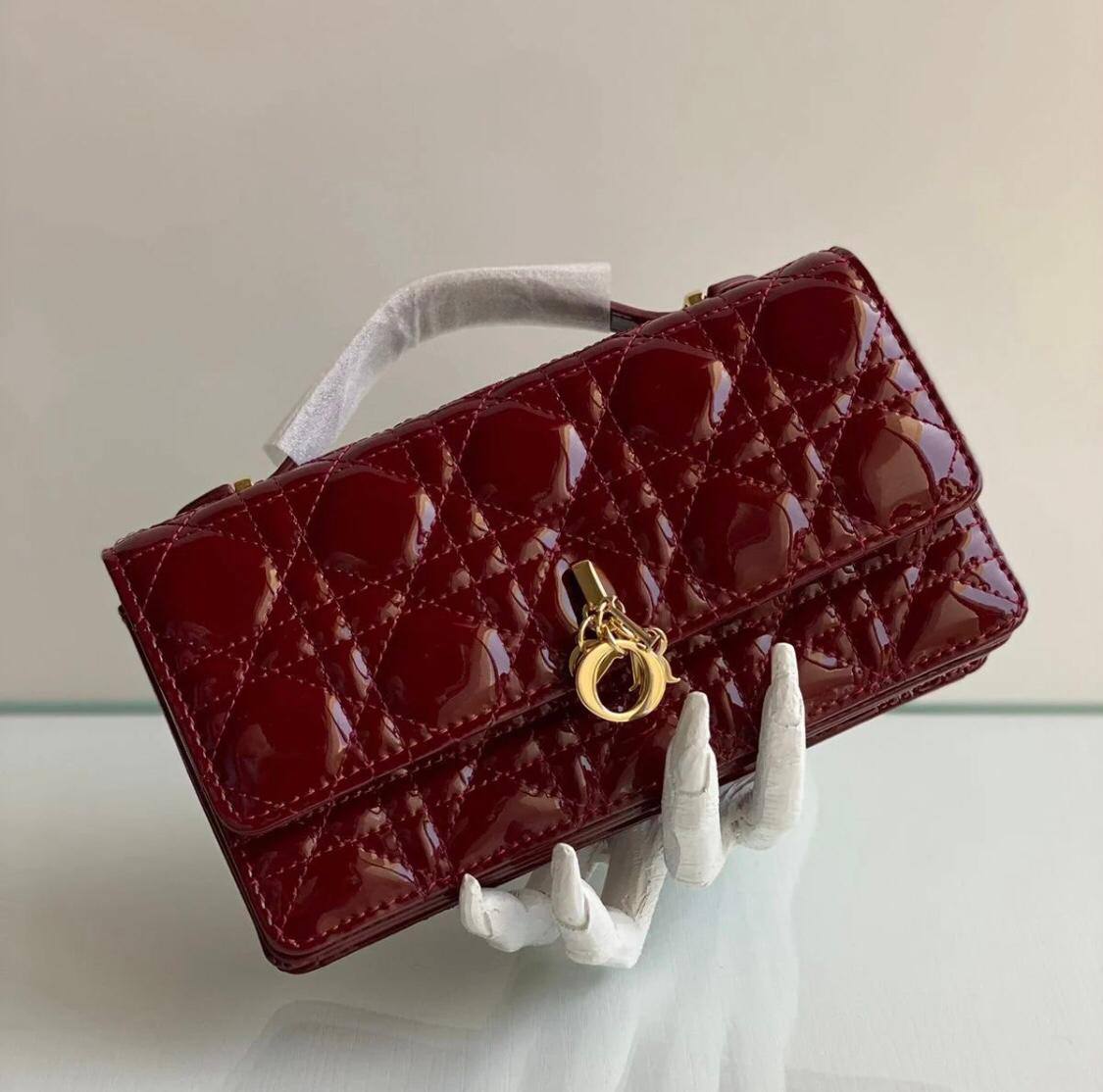 Dior
with box
105 dhs✅

Zain102
♥️♥️♥️