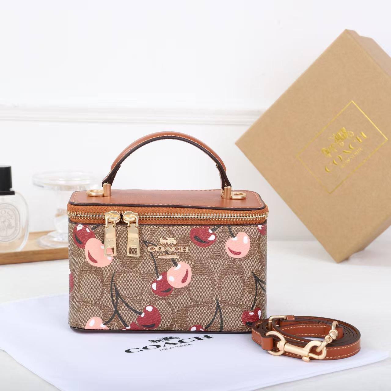 COACH 
NEW CAME GOOD QUALITY 
WITH BOX  
🎁🎁🎁

90 dhs🪙💕
SIZE: 17.5cm

Zain39

اطلبوها من الوتس المثبت في الأعلى👆🏻👆🏻

تواصلو معنا 👈🏻 Zain 
For order WhatsApp pinned 👆🏻

♥️♥️♥️