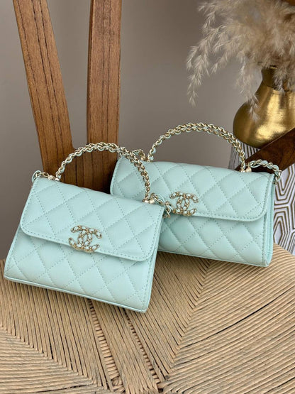 CHANEL

15cm
340 dhs✅

18cm
360 dhs✅
Top quality 

With box🎁

Zain167
♥️♥️♥️