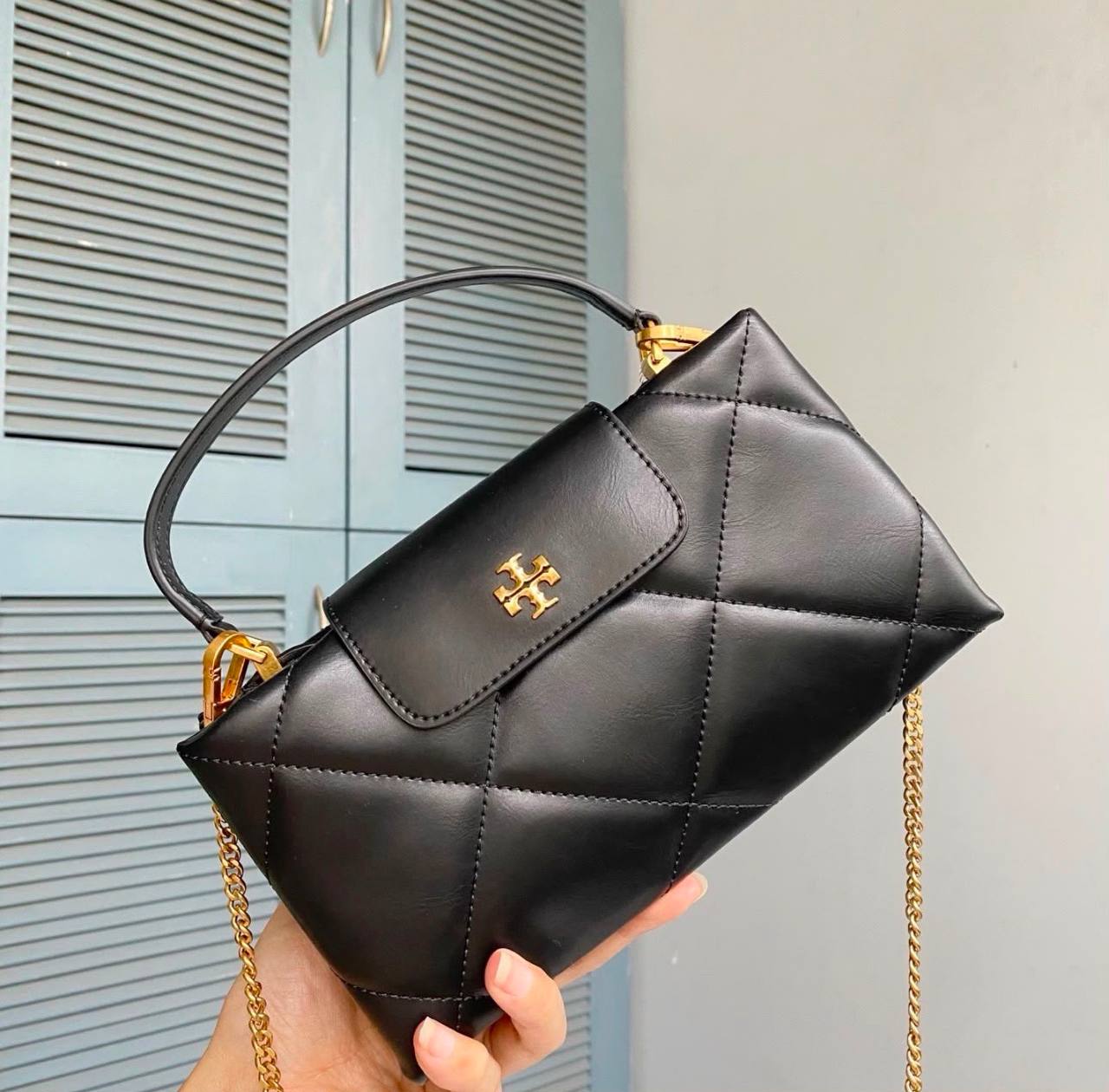 Tory Burch
110 dhs💓
Size：22CM
Material：shiny and mate 
Good-quality with box

Zain35
♥️♥️♥️
