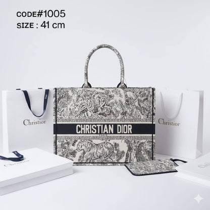 CHRISTIAN DIOR
ʙᴏᴏᴋᴛᴏᴛᴇ ᴄᴀɴᴠᴀs ᴍᴀᴛᴇʀɪᴀʟ
ᴡɪᴛʜ ᴘᴜʀsᴇ ᴢɪᴘᴘᴇʀ
sɪᴢᴇ : 41 cm

110 dhs✅

Zain31
♥️♥️♥️