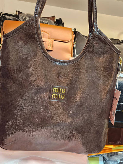 Miu Miu
90 dhs✅
With box
Size32cm

Zain219
♥️♥️♥️