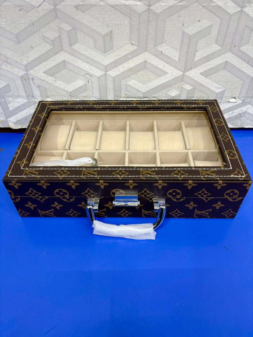 LV watch display box 
100 dhs🇦🇪🇦🇪

Zain08
♥️♥️♥️