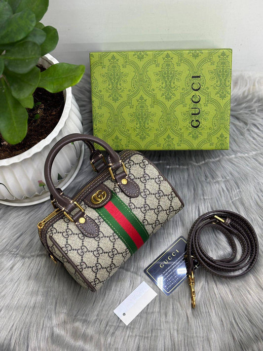 GUCCI
SIZE  ………19CM 🥰
90 dhs💓

with BOX😊
🎁🎁🎁

Zain244
♥️♥️♥️
