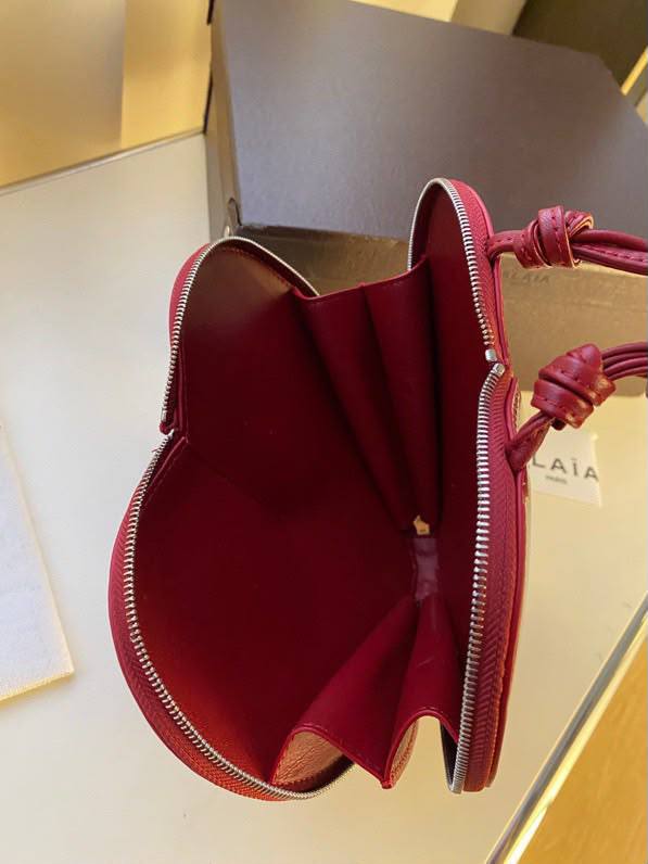 Alaia Le Cœur bag
*Size 21 cm*
For Price 👇 WhatsApp✅
0568585901 
0507557372
0552275751 Owner Zain 👌

Zain274
♥️♥️♥️