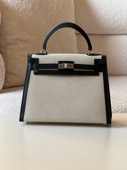 Hermes 

kelly 25cm💕master quality😍with box❤️

480 dhs❤️💚

Zain52
♥️♥️♥️