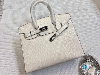 Hermes
105 dhs✅
size 30cm

Zain26
♥️♥️♥️