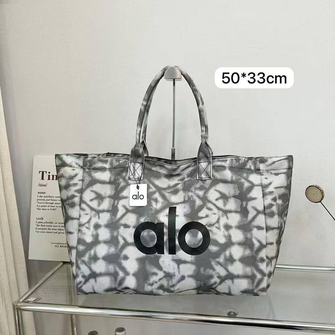 🪂 ALO  Fitness bag with zipper 
Good quality 
Size : 50 ~ 45 * 25 cm
70 dhs🌺

Zain115
♥️♥️♥️