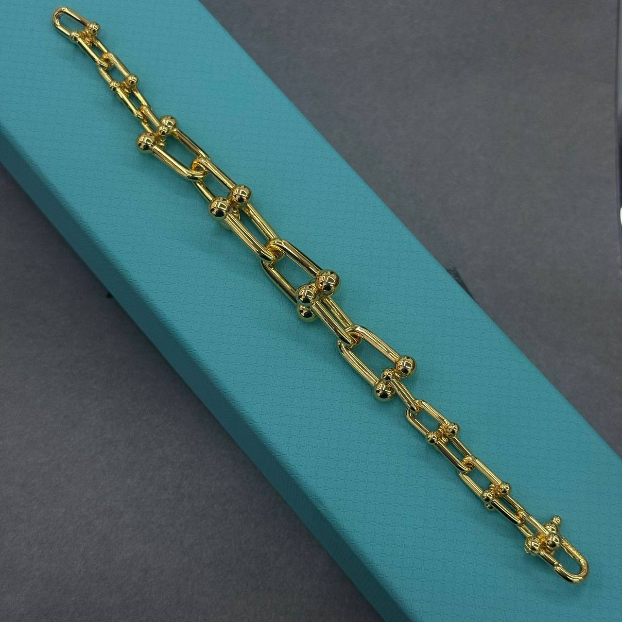 Tiffany set ❤️‍🔥*
Necklace 🌊
Earring🍁
Bracelet 🐦‍🔥
Master quality 💯
With normal boxes 📦 
180 dhs🌺
With master box 🗃️ 
220 dhs🌺

Zain216
♥️♥️♥️