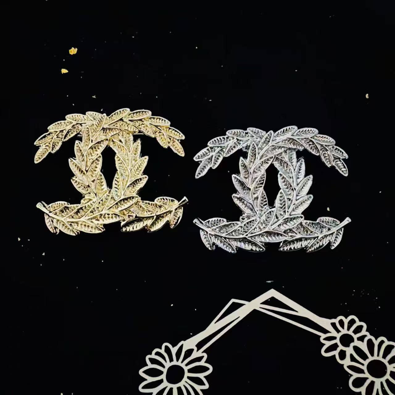 BROOCH🦋*
Good quality 🍁
With black boxes 📦 
20 dhs💓

With normal box 🗃️ 
And paper bag 🛍️
35 dhs💓

Zain216
♥️♥️♥️