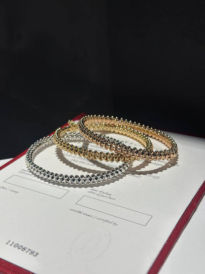 Cartier ♥️
CLASH DE CARTIER BANGLE 
↗️ *# Super Master Quality ®️*
Available Size 16 & 18
Gold , silver & Chmpn Gold

*170 dhs✅* with *Normal* Box & Bag
*240 dhs✅* with *Orignal* Box & Bag 🎁

Zain106
♥️♥️♥️