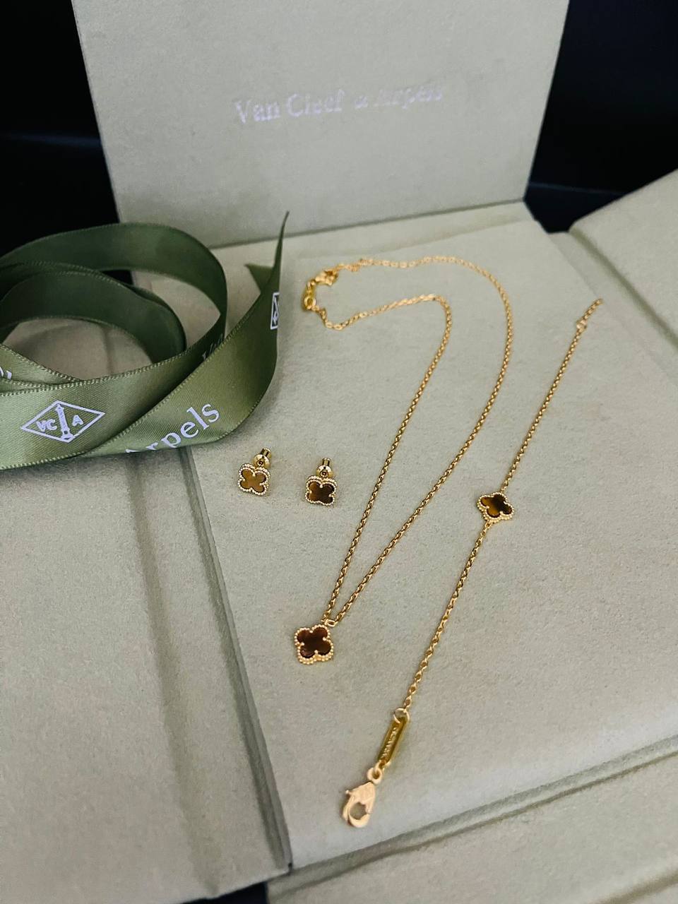 125 DHS🌺 SET 💫✨
VCA SET MASTER
NECKLACE 
BRACELET 
EARRINGS

WITH GOOD BOX AND PAPER BAG🛍️🎁

Zain89
♥️♥️♥️