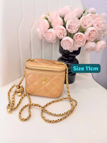 Chanel

Good quality 

with box 
100 dhs🇦🇪🇦🇪

Zain186
♥️♥️♥️