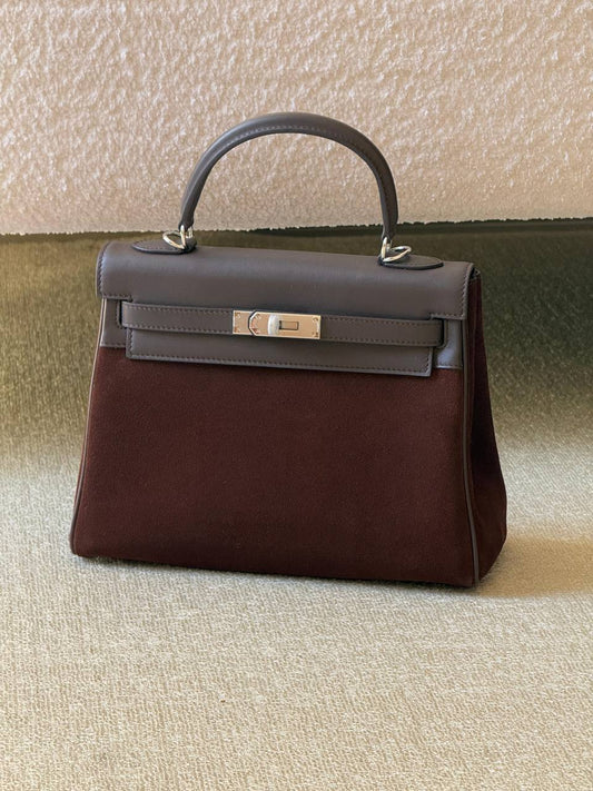 DIOR
SIZE  ………24CM 
115 dhs✅

with Box
🎁🎁🎁

Zain51
♥️♥️♥️