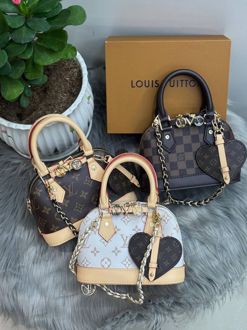 LV ALMA
SIZE  ……… 20CM 
100 dhs✅
With BOX
🎁🎁🎁

Zain244
♥️♥️♥️
