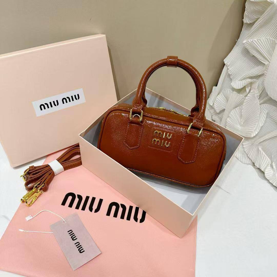 MIU MIU 

NEW CAME 

GOOD QUALITY 

WITH BOX 
90 dhs🇦🇪🇦🇪
SIZE: 23cm

Zain295
♥️♥️♥️