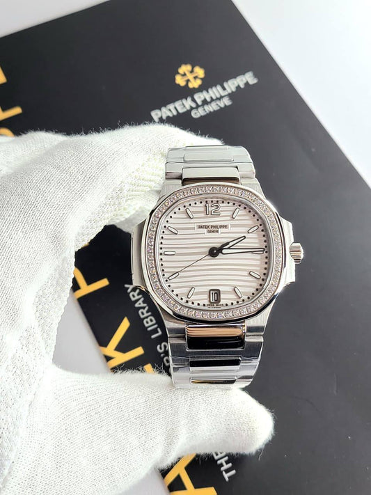 PATEK PHILIPPE
NAUTILUS SILVER DAIL WHITE WITH STONE BEZEL
Number model: 7118/1200A-010
Swiss movement 🇨🇭
Water resistant 💧
Sapphire crystal 
Super Master quality 
With Original Box  📦🛍️
For Price 👇 WhatsApp✅
0568585901 
0507557372
0552275751 Owner