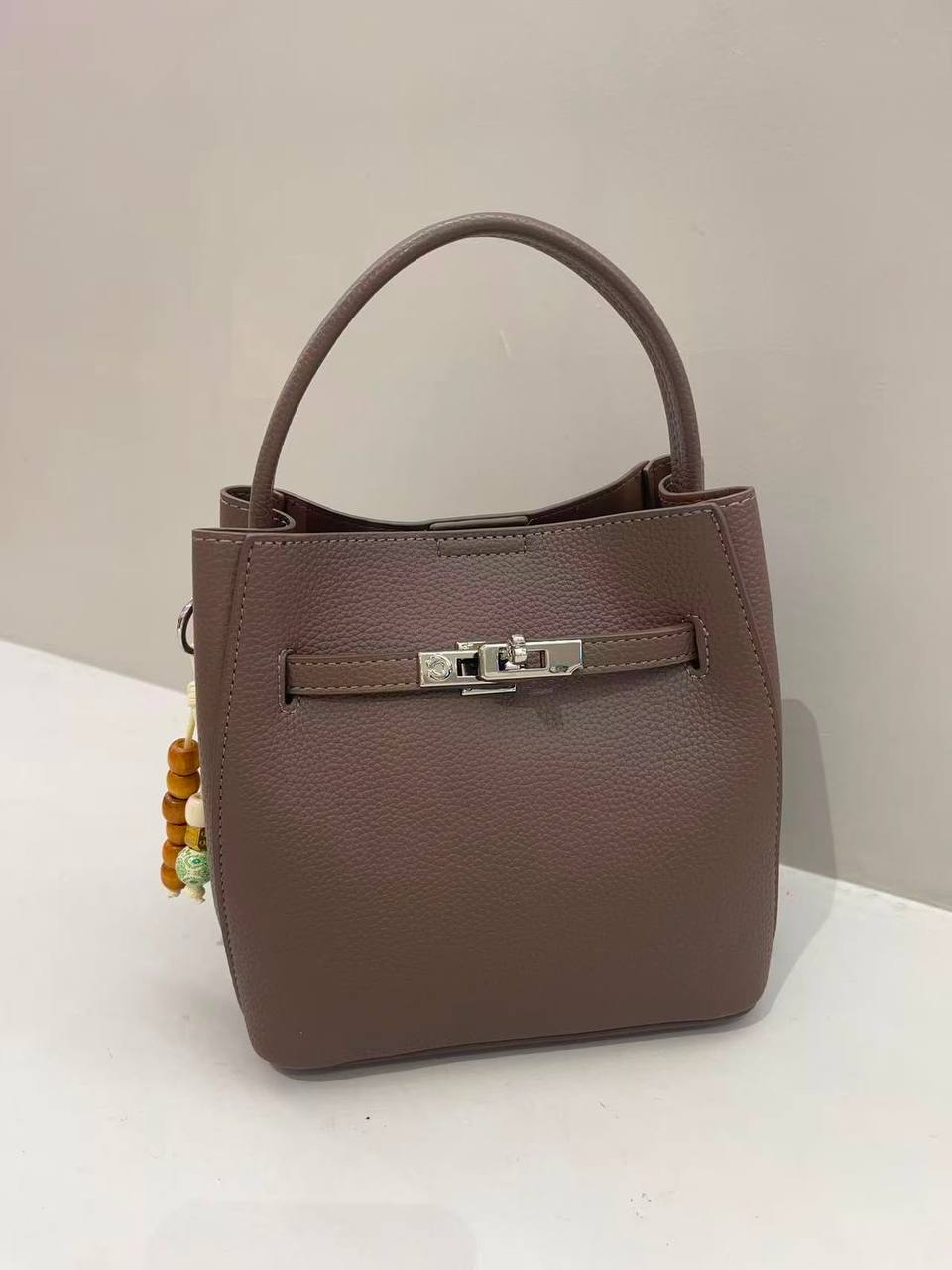 Hermes 
120 dhs✅
size 22 cm

Zain161
♥️♥️♥️