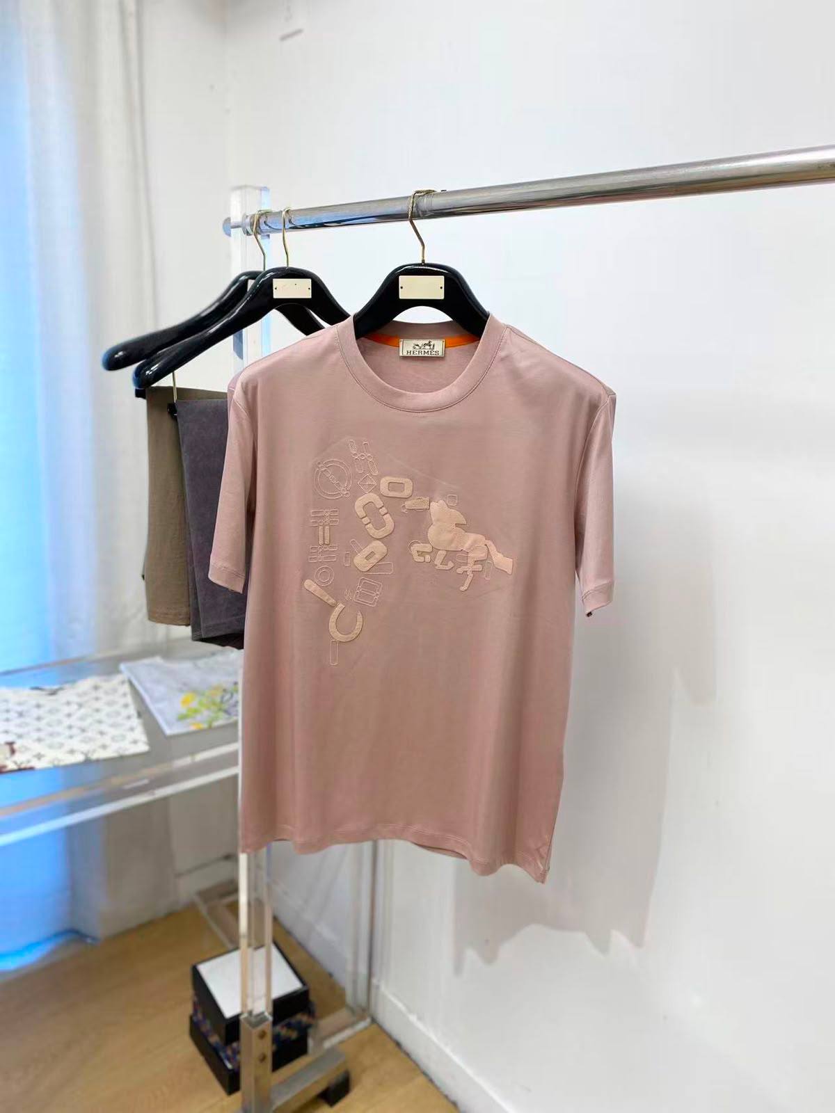 HERMES
Men’s Tshirt 
Super Master Quality 
SMLXLXXL 
300 dhs✅

Zain276
♥️♥️♥️