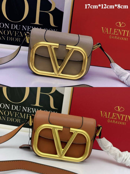 VALENTINO 

COPY ONE NEW CAME 

WITHBOX 
🎁🎁🎁

130 dhs🪙🖤

Zain39
♥️♥️♥️