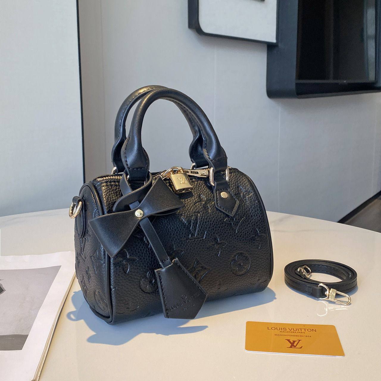 LV 
Best quality with box’s 
95 dhs✅
size 16cm

Zain290
♥️♥️♥️
