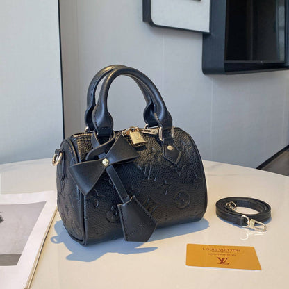 LV 
Best quality with box’s 
95 dhs✅
size 16cm

Zain290
♥️♥️♥️