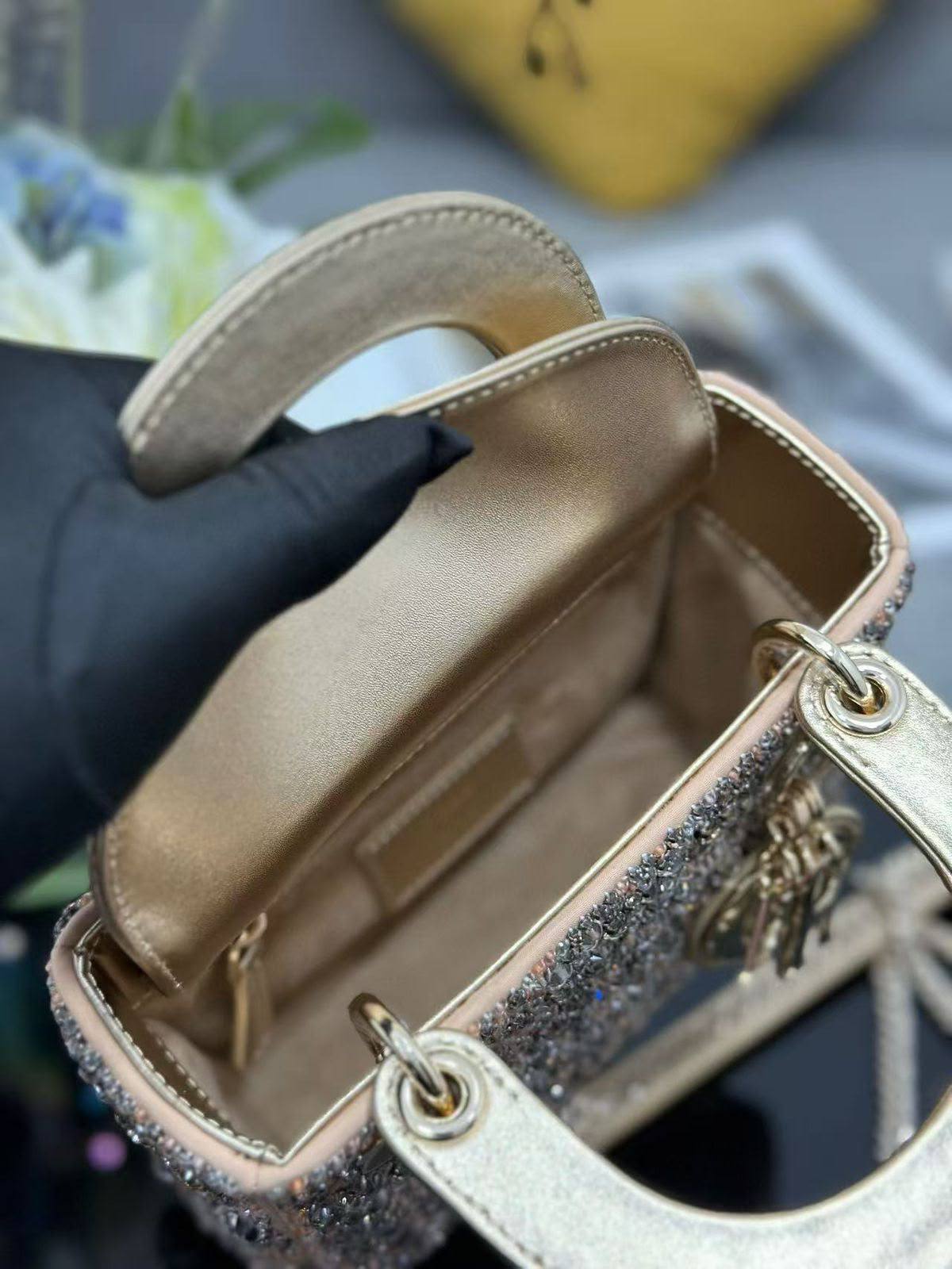 Lady Dior
*Size 17 cm*
For Price 👇 WhatsApp✅
0568585901 
0507557372
0552275751 Owner Zain 👌

Zain274
♥️♥️♥️