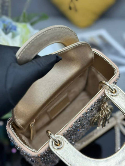 Lady Dior
*Size 17 cm*
For Price 👇 WhatsApp✅
0568585901 
0507557372
0552275751 Owner Zain 👌

Zain274
♥️♥️♥️