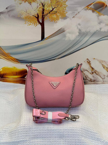 Prada 
Best quality 

with box’s 
🎁🎁🎁

95 dhs✅
size 22 CM

Zain290
♥️♥️♥️