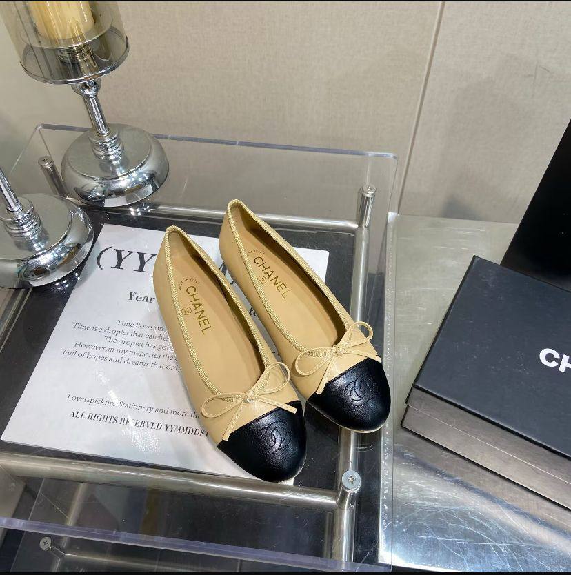 Chanel
Size 36 to 41 
140 dhs✅

Zain183
♥️♥️♥️