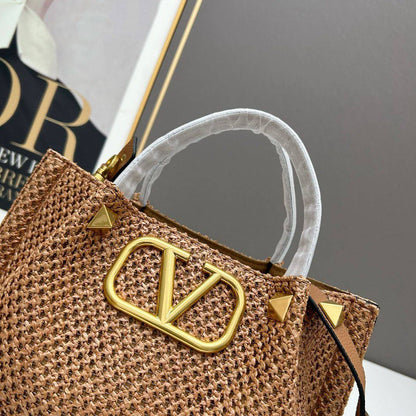 VALENTINO 

NEW CAME 

SMALL SIZE 

GOOD QUALITY 

100 dhs🌺

Zain39
♥️♥️♥️