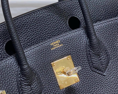 HERMES BIRKIN 

35CM 

GOOD QUALITY 

120 DHS🇦🇪🇦🇪🇦🇪

Zain295
♥️♥️♥️