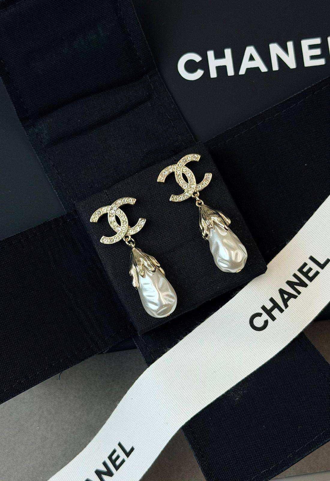 *CHANEL* 🤍
↗️ *Super Master Quality ®️*
* *New Collection*
* ⁠EARINGS
*95 dhs❣️* with *Orignal* Packing 🎁
*85 dhs❣️* with *Normal* Box & Bag

Zain209
♥️♥️♥️