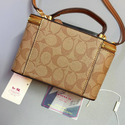 COACH 
NEW CAME GOOD QUALITY 
WITH BOX  
🎁🎁🎁

90 dhs🪙💕
SIZE: 17.5cm

Zain39
♥️♥️♥️