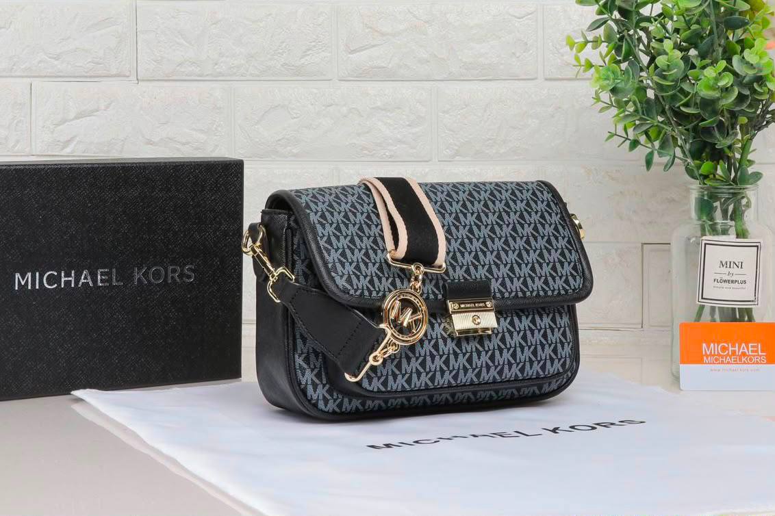 MK 
 GOOD QUALITY
85 dhs✅

Zain39
♥️♥️♥️