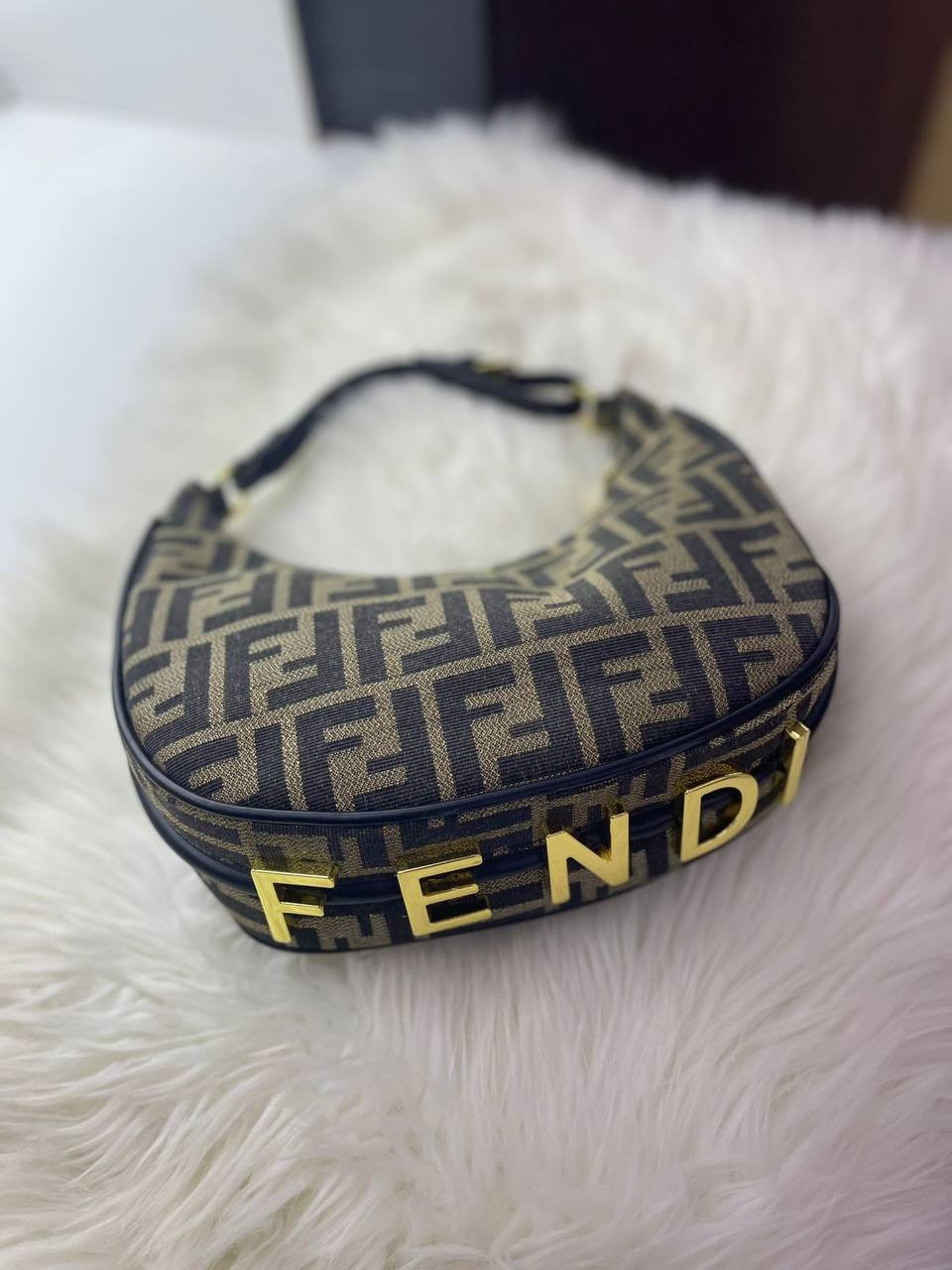 Fendi
100 dhs✅

Zain118
♥️♥️♥️