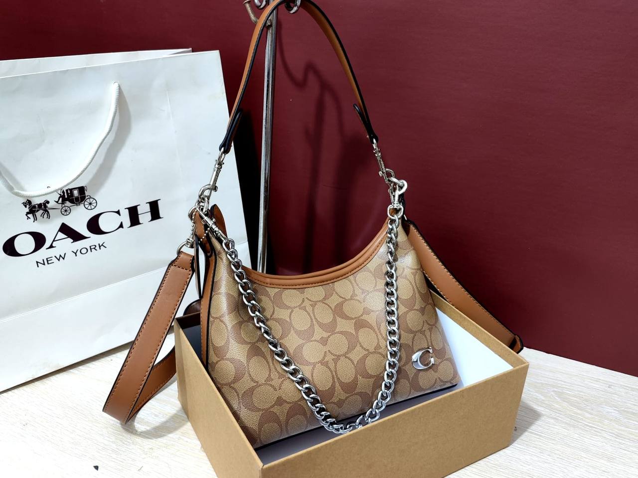 Coach
85 dhs🪙💚

with box
🎁🎁🎁

size 25cm

Zain26
♥️♥️♥️