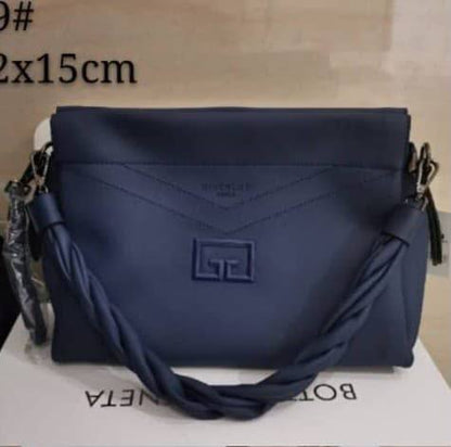 Givenchy

New arrived 
Givenchy women's bag 
115 dhs🇦🇪🇦🇪

Size 29cm

Zain161
♥️♥️♥️