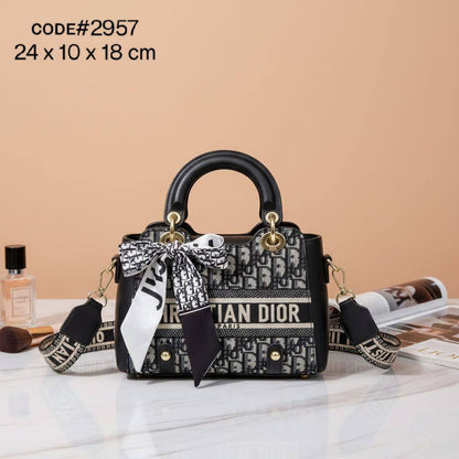 CHRISTIAN DIOR
sᴡᴇᴇᴛ ʟᴀᴅʏ ᴛᴏᴘ ʜᴀɴᴅʟᴇ
ᴡɪᴛʜ ʟᴏɴɢ ᴛʀɪᴍ sᴛʀᴀᴘ
ɢᴏʟᴅ ʜᴀʀᴅᴡᴀʀᴇ
sɪᴢᴇ : 24 cm
ᴡɪᴛʜ BOX

75 dhs✅

Zain31
❣️❣️❣️