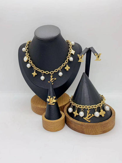 Stainless steel SET 💯*
Necklace ❤️‍🩹
Earring 🍁
Breslat ❣️
Ring 💍 free size
With normal boxes 📦 
And paper bag 🛍️
45 dhs🪙🌨️

Zain216
♥️♥️♥️