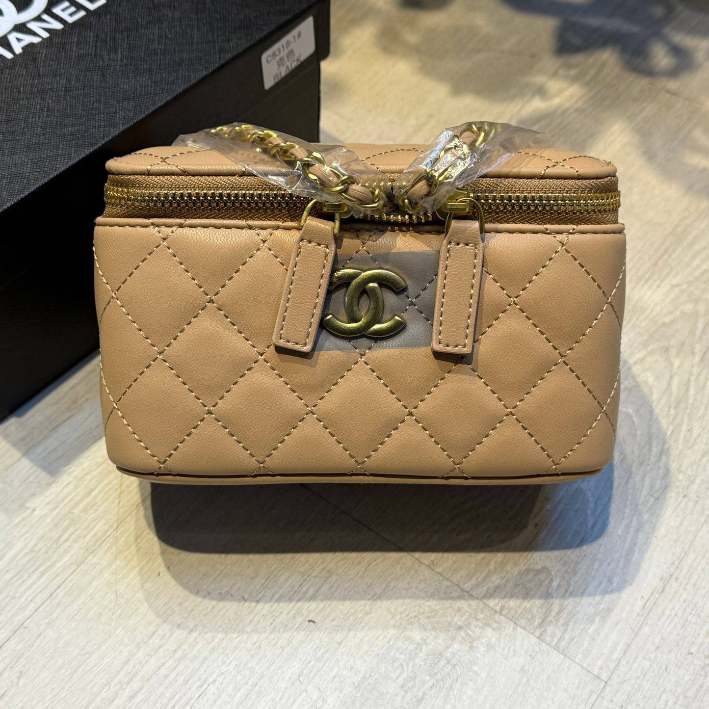 CHANEL 

18cm
95 dhs❣️

with BOX
🎁🎁🎁

Zain44
Zain254
♥️♥️♥️