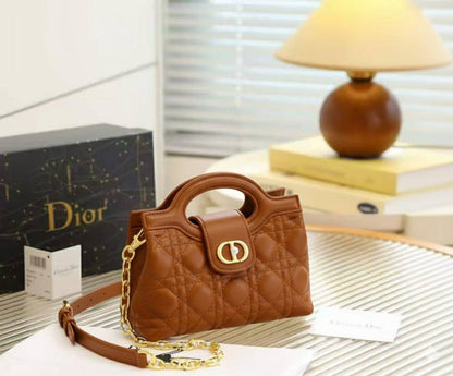 CHRISTIAN DIOR
ᴊᴏʟɪᴇ ᴛᴏᴘ ʜᴀɴᴅʟᴇ ʙᴀɢ
ʟᴀᴍʙsᴋɪɴ ʟᴇᴀᴛʜᴇʀ ᴍᴀᴛᴇʀɪᴀʟ
ɢᴏʟᴅ ʜᴀʀᴅᴡᴀʀᴇ
sɪᴢᴇ: 20 cm
ᴡɪᴛʜ BOX
🎁🎁🎁

110 dhs🪙🌨️

Zain31
♥️♥️♥️