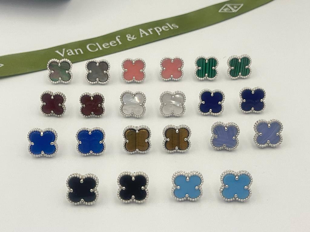 VCA 
EARRING 💫✨
WITH BOX AND PAPER BAG🛍️🎁 
50 DHS🇦🇪🇦🇪 
GOLD ROSE GOLD SILVER AVAILABLE

Zain89
♥️♥️♥️