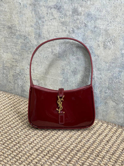 Ysl
 Mini Le 5 A 7

 Hobo Bag in
 Smooth Leather✅ 
Size 19 cm
For Price 👇 WhatsApp✅
0568585901 
0507557372
0552275751 Owner Zain 👌


Zain274
♥️♥️♥️