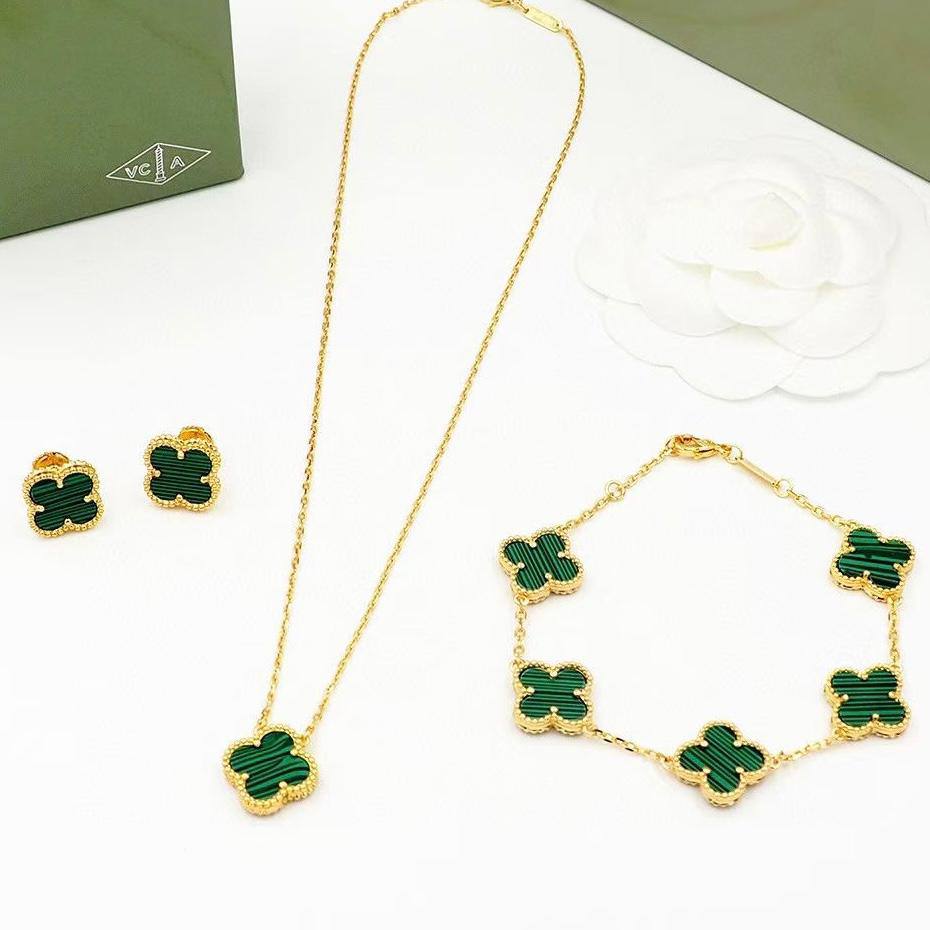 VCA SET 
NECKLACE 
BRACELET 
EARRINGS
150 DHS✅
 WITH BOX AND PAPER BAG🛍️🎁
SEPARATE

Zain89
♥️♥️♥️